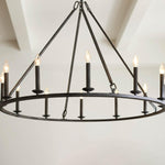 Cargar imagen en el visor de la Galería, Lámpara de araña con forma de rueda de carro de Rowan Candle - Iluminación rústica con ruedas redondas
