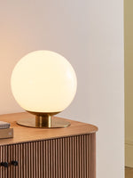 Cargar imagen en el visor de la Galería, Lámpara de mesa moderna Rivolence - Acabado en latón - Pantalla de cristal blanco - Estilo retro
