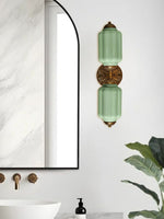 Cargar imagen en el visor de la Galería, Aplique de pared horizontal Eloise de cristal vintage americano con forma de farol
