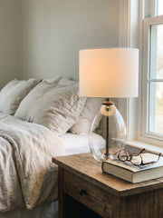 Lámpara de mesa curva Sustaina de vidrio reciclado con pantalla de tela – Iluminación de acento moderna y sostenible para salas de estar