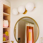 Cargar imagen en el visor de la Galería, Aplique de pared Alessora Mid-Century Modern de 3 luces - Marco de metal y esferas de vidrio blanco

