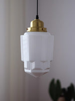 Bild in der Galerieansicht laden, Opalglas Pendelleuchte – Vintage Milchglas Pendelleuchte mit Messingakzent
