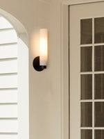 Cargar imagen en el visor de la Galería, Aplique de pared moderno Rivora de vidrio estriado para interiores y exteriores. Ideal para la decoración del hogar.
