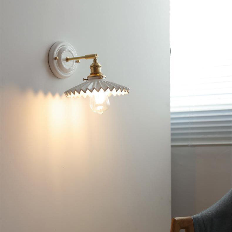 Lámpara de pared vintage de cerámica japonesa de latón con una luz