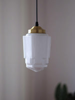 Bild in der Galerieansicht laden, Opalglas Pendelleuchte – Vintage Milchglas Pendelleuchte mit Messingakzent
