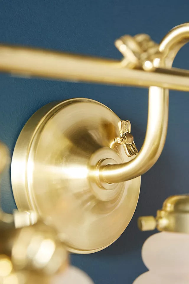 Aplique de pared para tocador de metal y vidrio Capigia: lámpara de baño moderna con estilo elegante