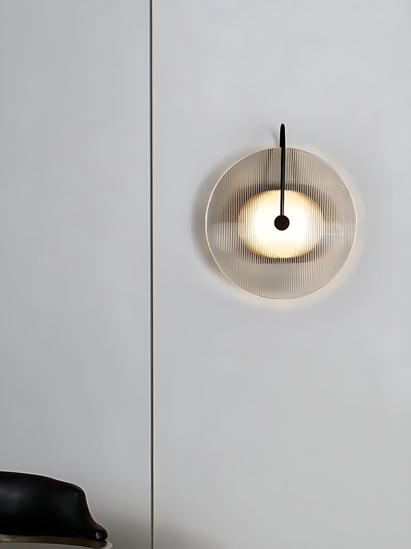 Moderne Glas-Wandleuchte – Gerippte Glasleuchte mit Scheiben-Wandhalterung