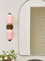 Cargar imagen en el visor de la Galería, Aplique de pared horizontal Eloise de cristal vintage americano con forma de farol
