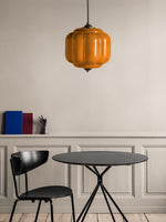 Bild in der Galerieansicht laden, Amerikanisches Vintage Cream Glass Shade Shaped Eloise Kronleuchter
