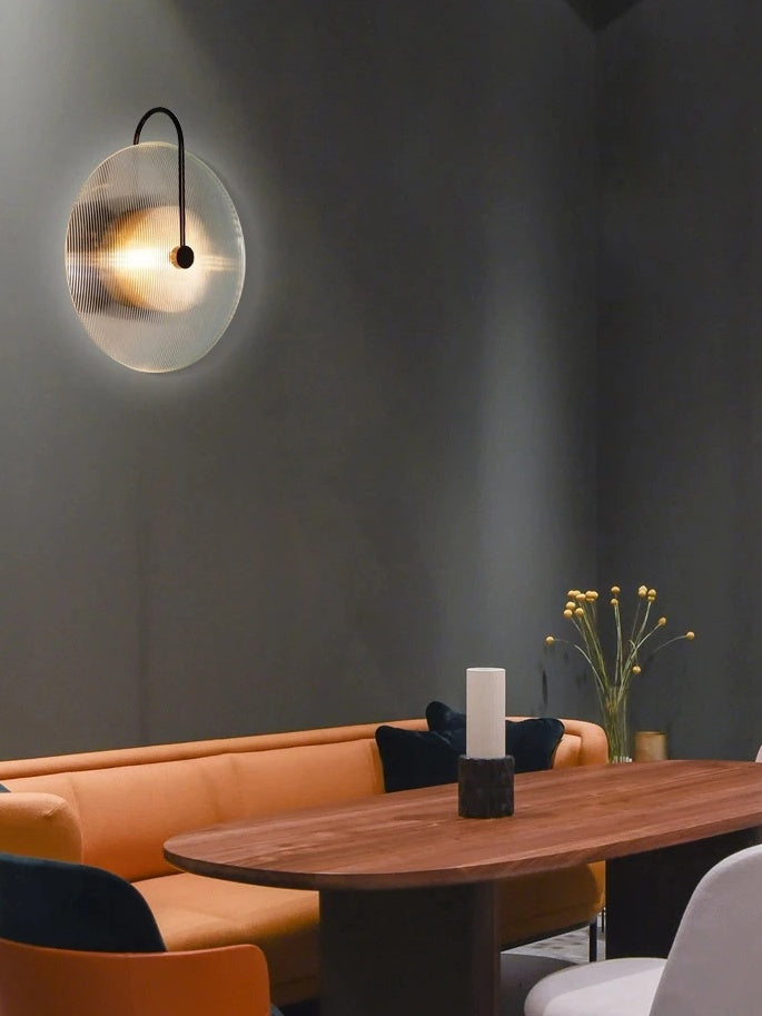Moderne Glas-Wandleuchte – Gerippte Glasleuchte mit Scheiben-Wandhalterung