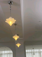 Cargar imagen en el visor de la Galería, Lámpara colgante Art Déco Star de cristal esmerilado con estilo geométrico - Astris Elara 

