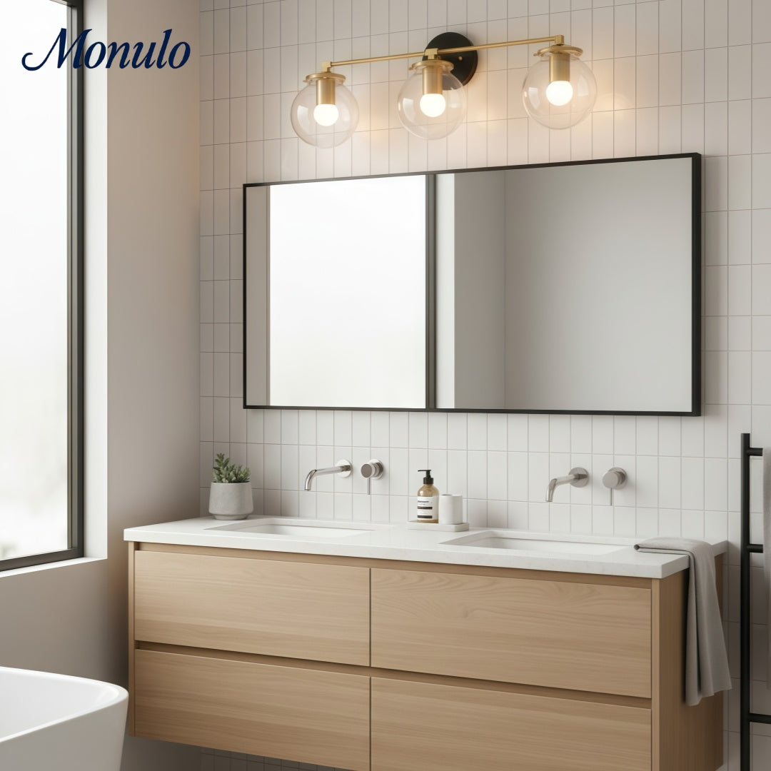 Applique murale moderne en verre transparent Glorica Glass à 3 globes pour salle de bain, idéale pour la zone du miroir.