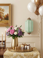 Cargar imagen en el visor de la Galería, Aplique de pared Eloise vintage de vidrio lechoso festoneado: iluminación de acento moderna para baño y dormitorio