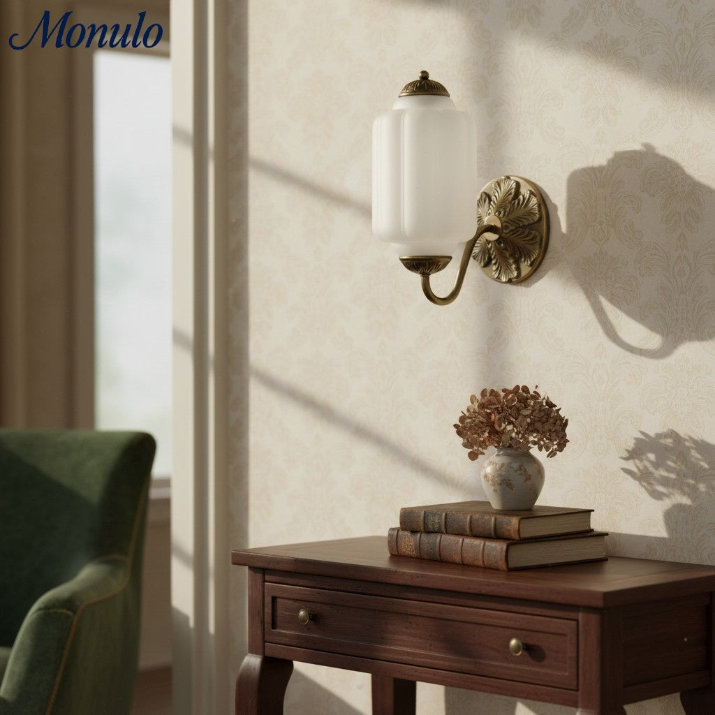 Aplique de pared Eloise vintage de vidrio lechoso festoneado: iluminación de acento moderna para baño y dormitorio