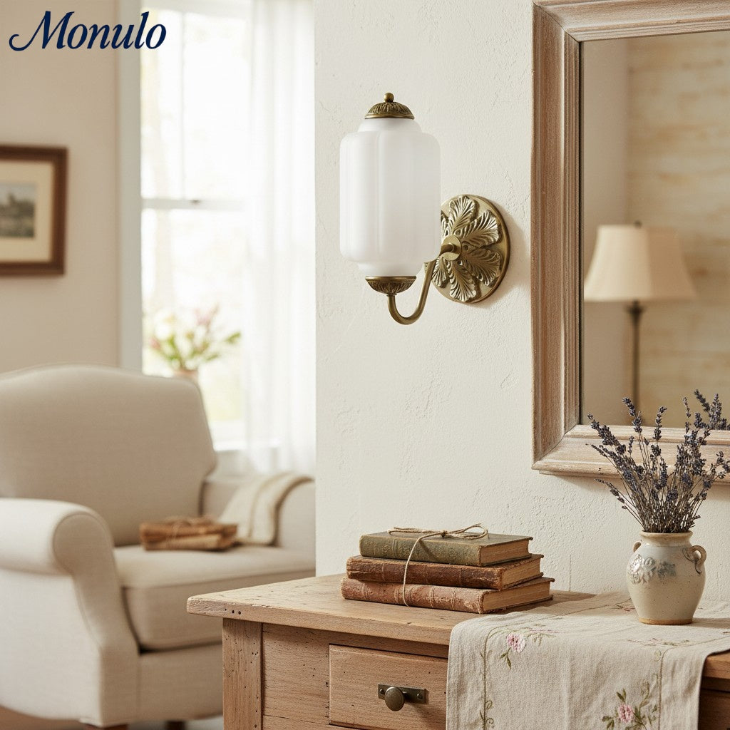 Aplique de pared Eloise vintage de vidrio lechoso festoneado: iluminación de acento moderna para baño y dormitorio