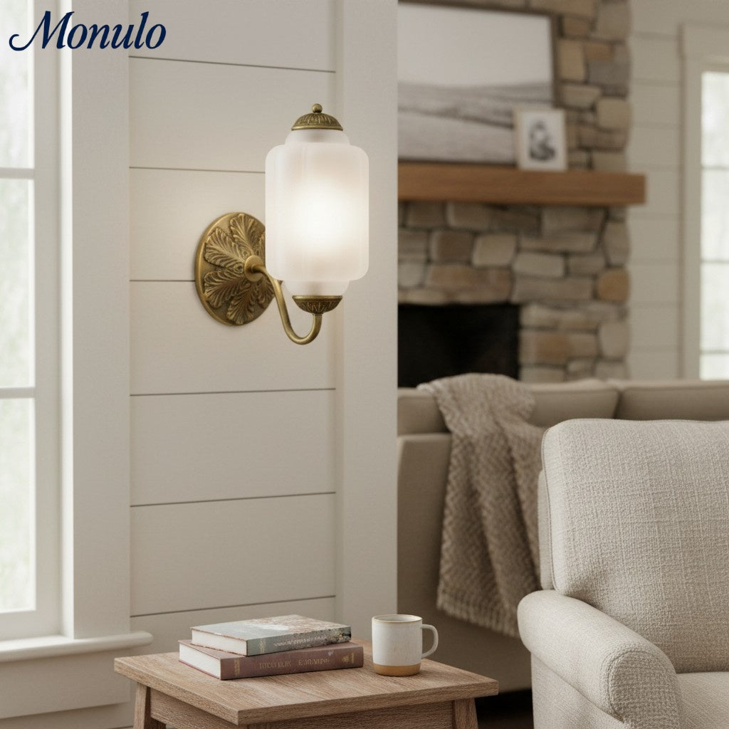 Aplique de pared Eloise vintage de vidrio lechoso festoneado: iluminación de acento moderna para baño y dormitorio