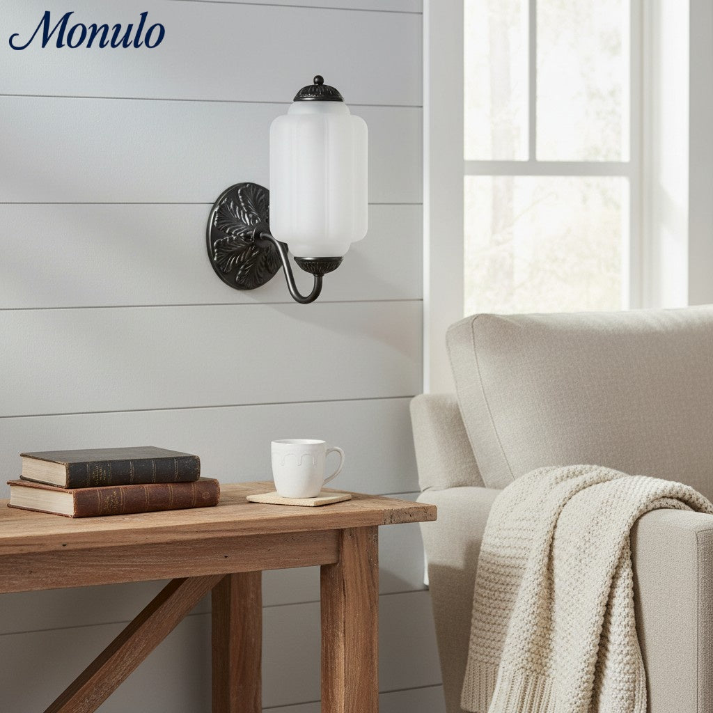 Aplique de pared Eloise vintage de vidrio lechoso festoneado: iluminación de acento moderna para baño y dormitorio