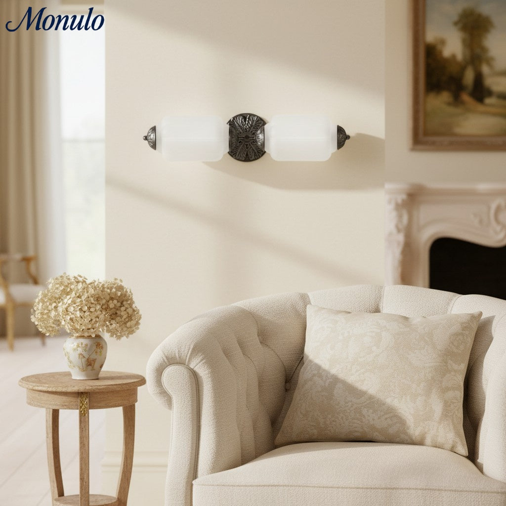 Aplique de pared Eloise vintage de vidrio lechoso festoneado: iluminación de acento moderna para baño y dormitorio