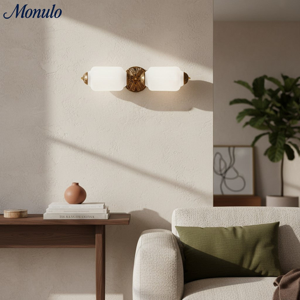 Aplique de pared Eloise vintage de vidrio lechoso festoneado: iluminación de acento moderna para baño y dormitorio