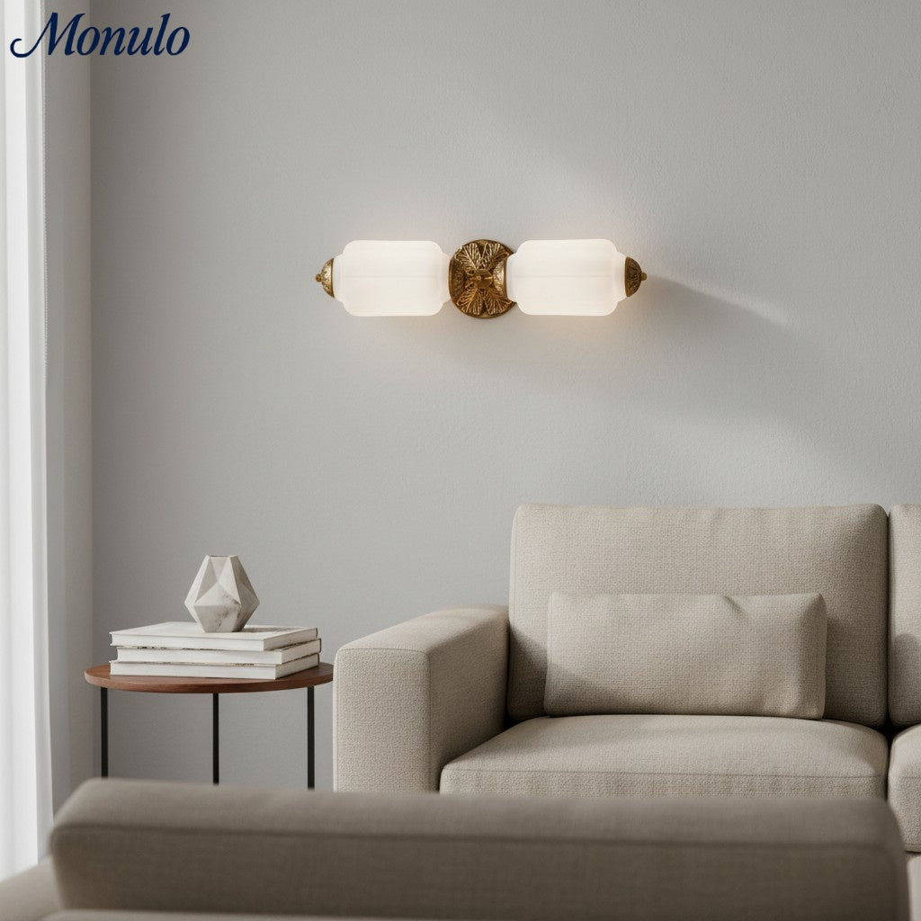 Aplique de pared Eloise vintage de vidrio lechoso festoneado: iluminación de acento moderna para baño y dormitorio