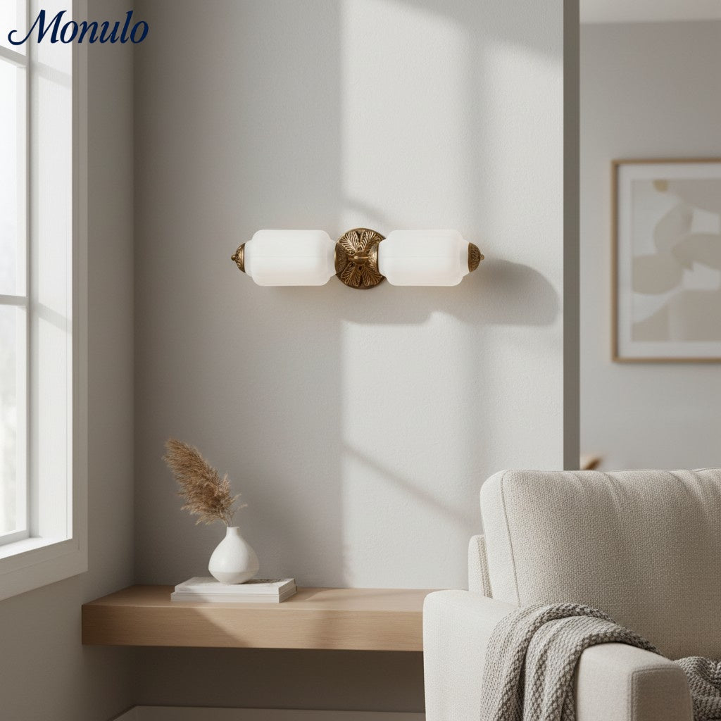 Aplique de pared Eloise vintage de vidrio lechoso festoneado: iluminación de acento moderna para baño y dormitorio