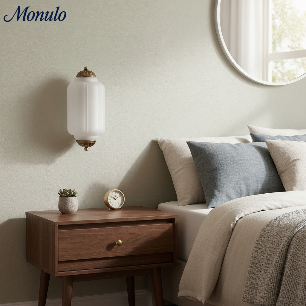 Aplique de pared Eloise vintage de vidrio lechoso festoneado: iluminación de acento moderna para baño y dormitorio