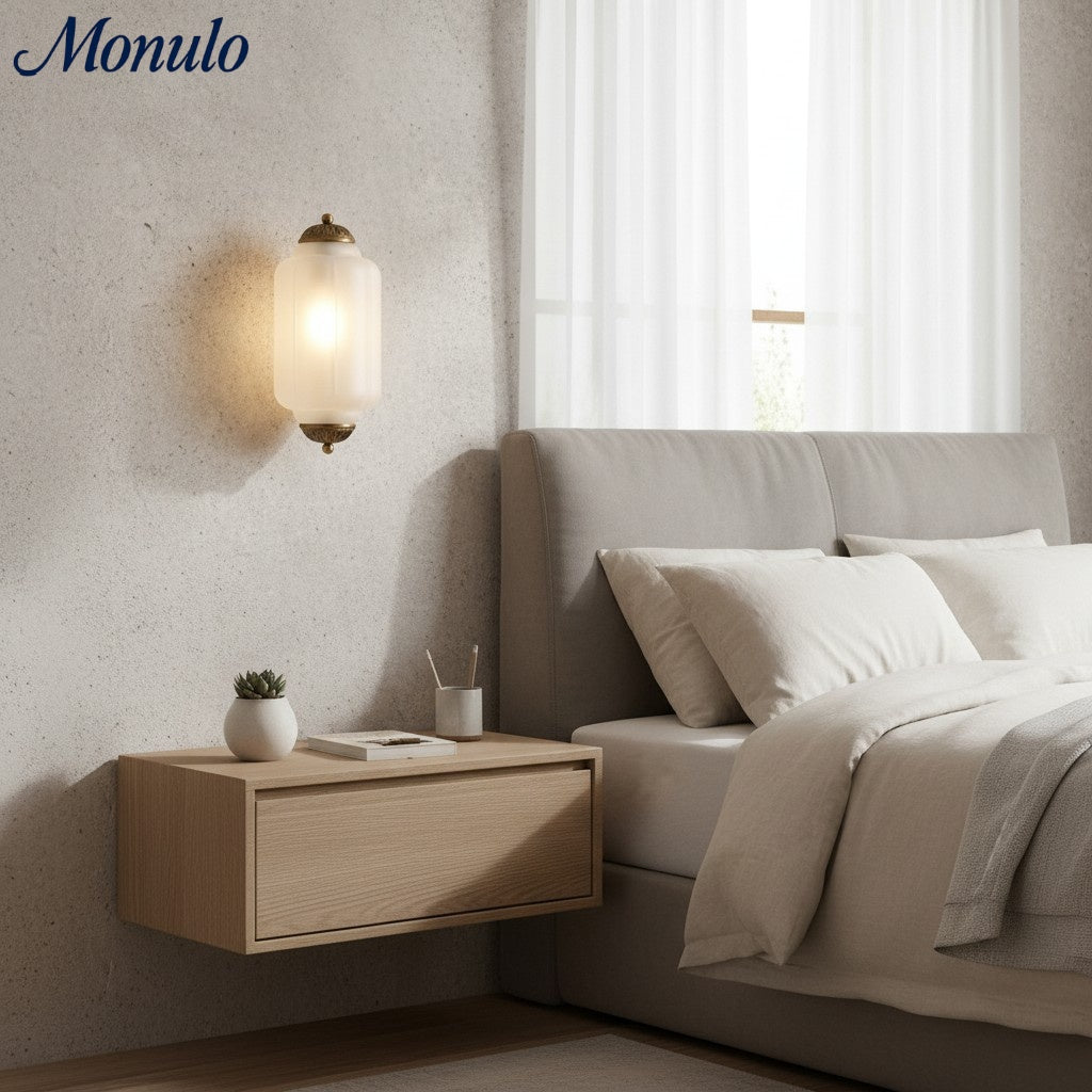 Aplique de pared Eloise vintage de vidrio lechoso festoneado: iluminación de acento moderna para baño y dormitorio