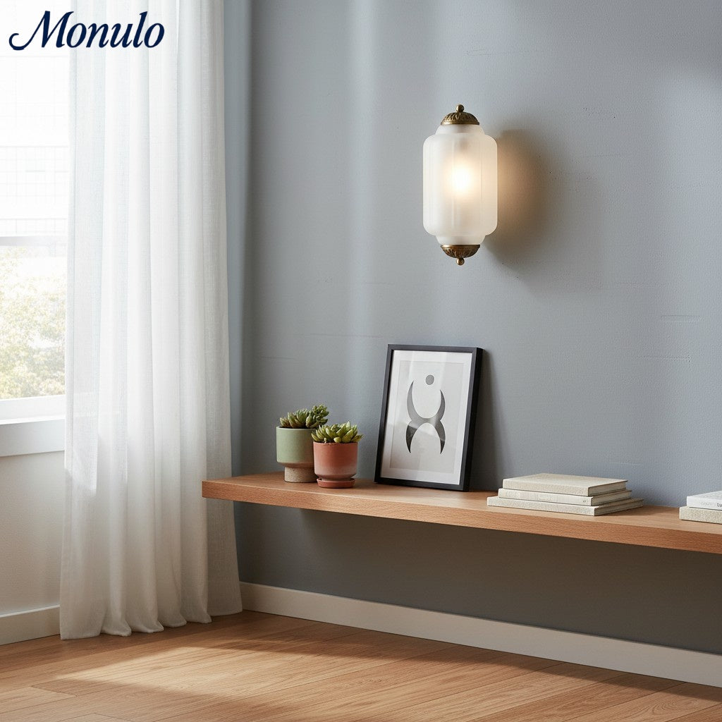 Aplique de pared Eloise vintage de vidrio lechoso festoneado: iluminación de acento moderna para baño y dormitorio