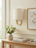 Cargar imagen en el visor de la Galería, Lámpara de pared con pantalla de tela Nolvara: aplique moderno para dormitorio con una iluminación acogedora