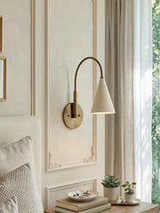 Curva Gebogener Kegelschirm Wandleuchte - Vintage Eleganz fürs Schlafzimmer
