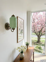 Charger l'image dans la visionneuse de galerie, Applique murale vintage en verre laiteux festonné Eloise - Éclairage d'appoint moderne pour salle de bain et chambre