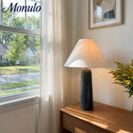 Charger l'image dans la visionneuse de galerie, Lampe de table décorative minimaliste Albi aux proportions équilibrées - Éclairage de bureau de chevet