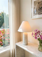 Lámpara de mesa decorativa minimalista Albi con proporciones equilibradas - Iluminación para mesita de noche y escritorio