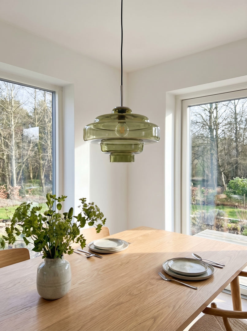 Lámpara colgante Koloro con pantalla de vidrio coloreado: moderna lámpara de suspensión ajustable para interiores.