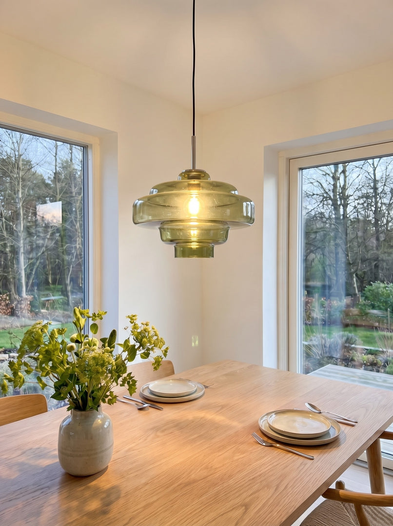 Lámpara colgante Koloro con pantalla de vidrio coloreado: moderna lámpara de suspensión ajustable para interiores.