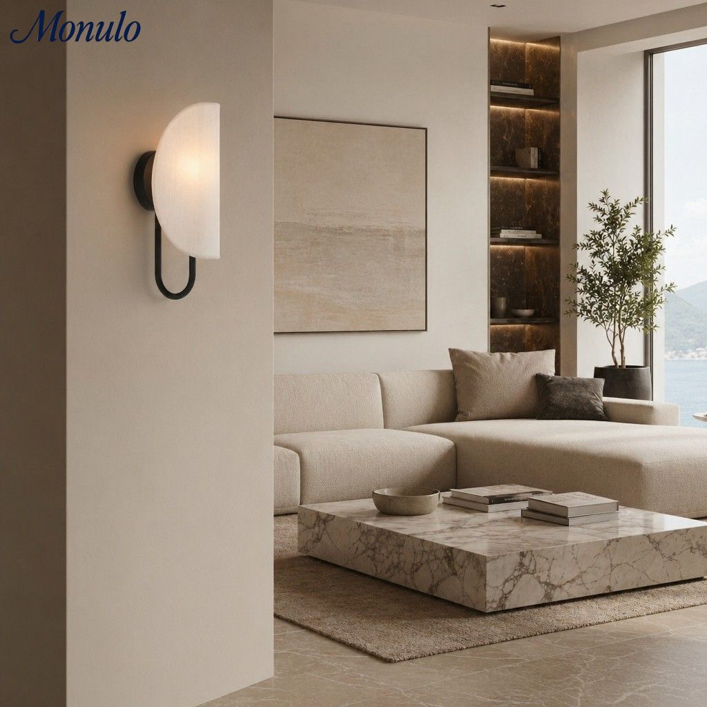 Minimalistische moderne Wandleuchte mit Messing- oder Stoffschirm für stimmungsvolle Beleuchtung