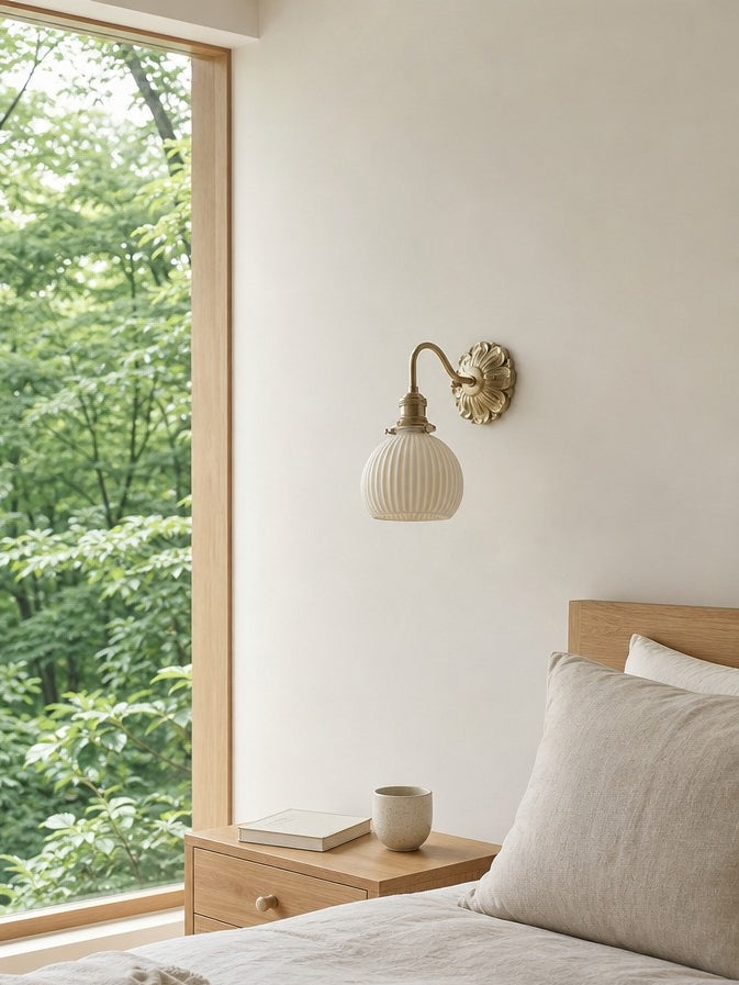 Curvona gerippte Keramik-Wandleuchte mit gebogenem Arm - moderne Innenakzentbeleuchtung für Schlafzimmer, Wohnzimmer, Flur
