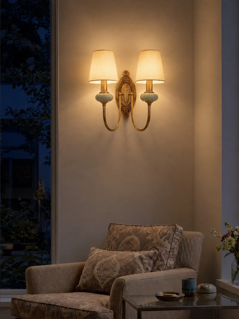 Aplique de pared Rowan Classic con pantalla de tela – Lámpara de pared de cerámica para pasillo o dormitorio