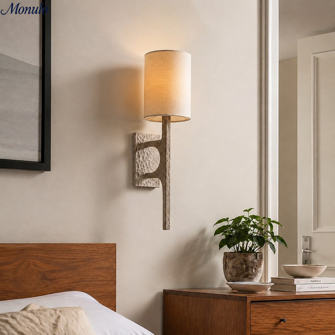 Aplique lineal minimalista de metal martillado Mavora – Lámpara de acento contemporánea