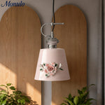 Bild in Gallery-Viewer laden, Eloria Blütenanhänger-Lampe – Keramische Vintage-Hängeleuchte mit Blumenmuster aus Messing für Innenräume