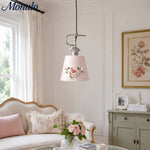 Bild in Gallery-Viewer laden, Eloria Blütenanhänger-Lampe – Keramische Vintage-Hängeleuchte mit Blumenmuster aus Messing für Innenräume