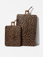 Cargar imagen en el visor de la Galería, Tabla sólida de madera de sapele con diseño de leopardo - Accesorio funcional para comedor y cocina