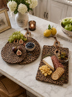 Cargar imagen en el visor de la Galería, Tabla sólida de madera de sapele con diseño de leopardo - Accesorio funcional para comedor y cocina