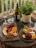 Cargar imagen en el visor de la Galería, Tabla sólida de madera de sapele con diseño de leopardo - Accesorio funcional para comedor y cocina