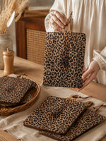 Cargar imagen en el visor de la Galería, Tabla sólida de madera de sapele con diseño de leopardo - Accesorio funcional para comedor y cocina