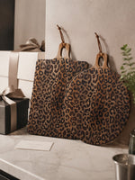 Cargar imagen en el visor de la Galería, Tabla sólida de madera de sapele con diseño de leopardo - Accesorio funcional para comedor y cocina