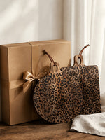 Cargar imagen en el visor de la Galería, Tabla sólida de madera de sapele con diseño de leopardo - Accesorio funcional para comedor y cocina