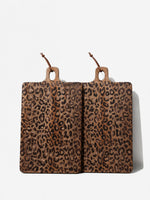 Cargar imagen en el visor de la Galería, Tabla sólida de madera de sapele con diseño de leopardo - Accesorio funcional para comedor y cocina