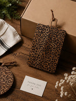 Cargar imagen en el visor de la Galería, Tabla sólida de madera de sapele con diseño de leopardo - Accesorio funcional para comedor y cocina