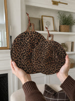 Cargar imagen en el visor de la Galería, Tabla sólida de madera de sapele con diseño de leopardo - Accesorio funcional para comedor y cocina
